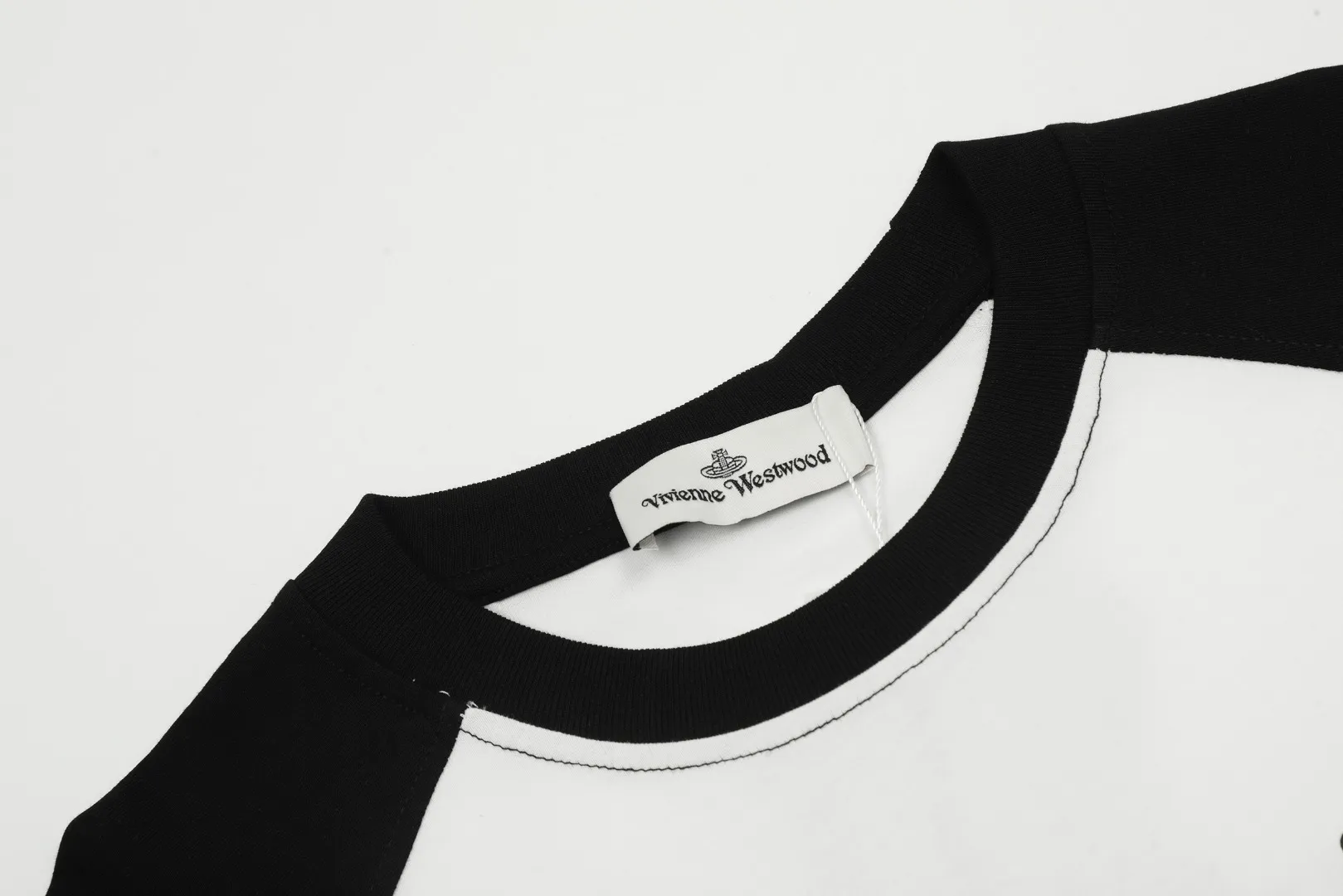 "Classic long sleeves" vivienne west wood Vivienne Saturn classic versatile raglan long sleeves Simple and fashionable, very practical for wearing inside and outside. The top hot style in 2024. No need to say more. Open the details directly. The full range of correct accessories. Every detail is completely restored. It can be filled directly. Size: s m l Color: (body color) black white